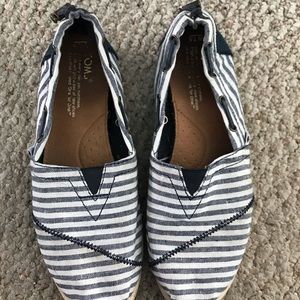 Blue and white striped toms